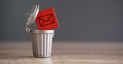 Simbolo dell'e-mail dentro un cestino