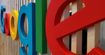 Le tre lettere G L E di google inquadrate da vicino