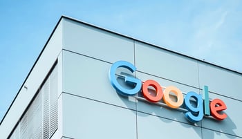 Una vista su una parte dell'edificio di Google, recante la scritta del marchio.
