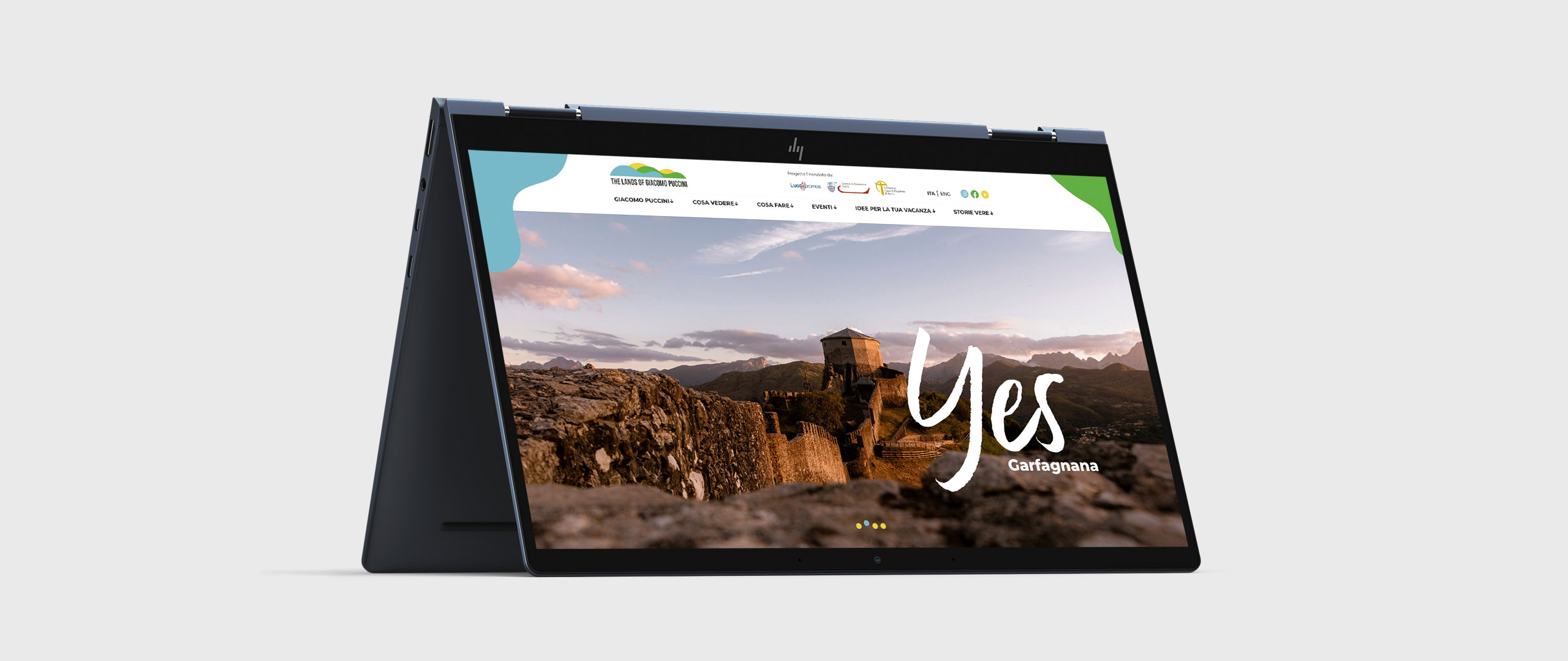 Lo schermo di un tablet raffigurante la home page del sito di The Lands of Puccini.